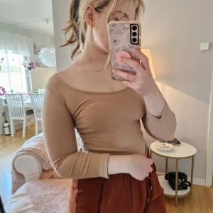 Topp från Lager 157 - Snygg topp från Lager 157 som funkar till allt, prislappen kvar! 3 FÖR TVÅ PÅ ALLT och fri frakt vid köp av minst 250 kr, kontakta mig då!🦋