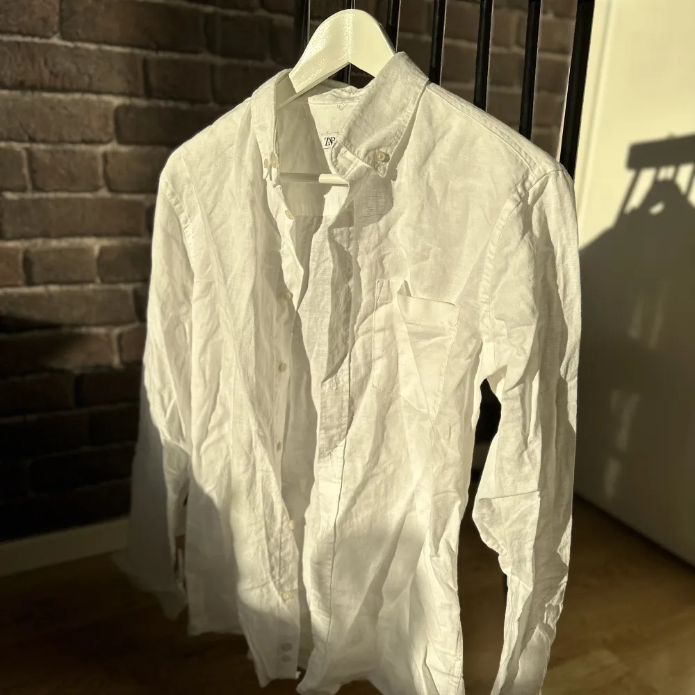 Vit skjorta direkt köpt ifrån Zara, använd en gång så är i nytt skick.  Färg: Vit Storlek: Small. Skjortor.