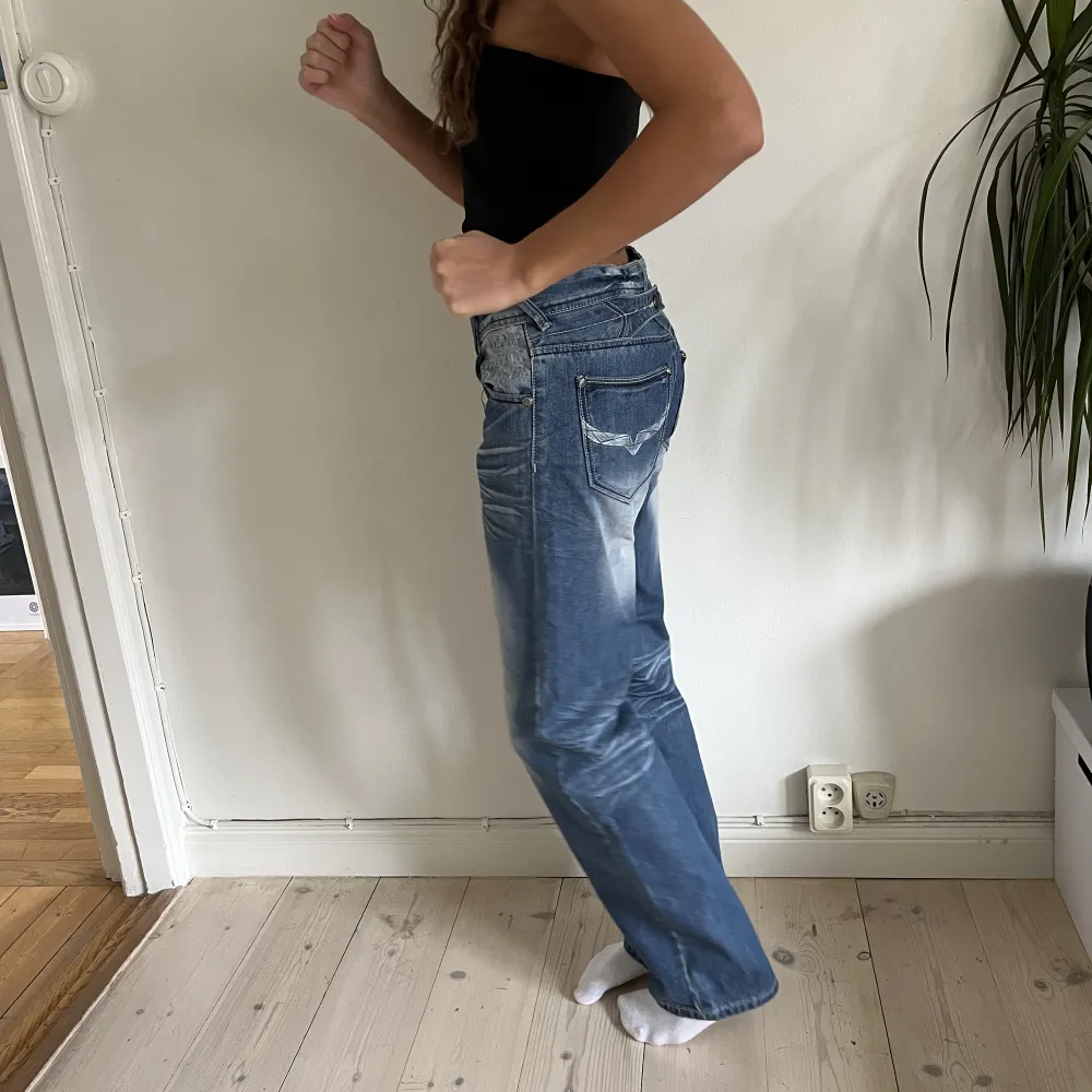 Coola jeans från Jeans D-sking! Midjemått ca 80cm och innerbenslängden 76cm 💙. Jeans & Byxor.