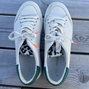 Arigato Skor - Arigato  Modell: Clean 90 Triple Ordinarie pris: 1850 Använda ett fåtal gånger. Provat att snöra dem på olika sätt om de ser konstiga ut på bilden.