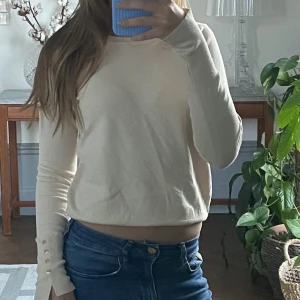 Zara Tröja - Jätte fin beige zara tröja med guld knappar på ärmarna, använd men i fint skick! Osäker på nypriset men säljer för 150 kr💘