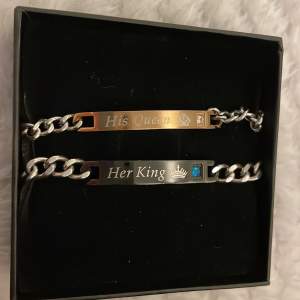 Armband för par. ”His Queen/Her King”. Minns inte vart dom är köpta men dom har inga repor eller liknande. 