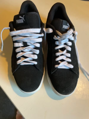 Svarta Sneakers från Puma - Knappt använda sneakers ifrån Puma med Soft Foam-sula. Strl 39