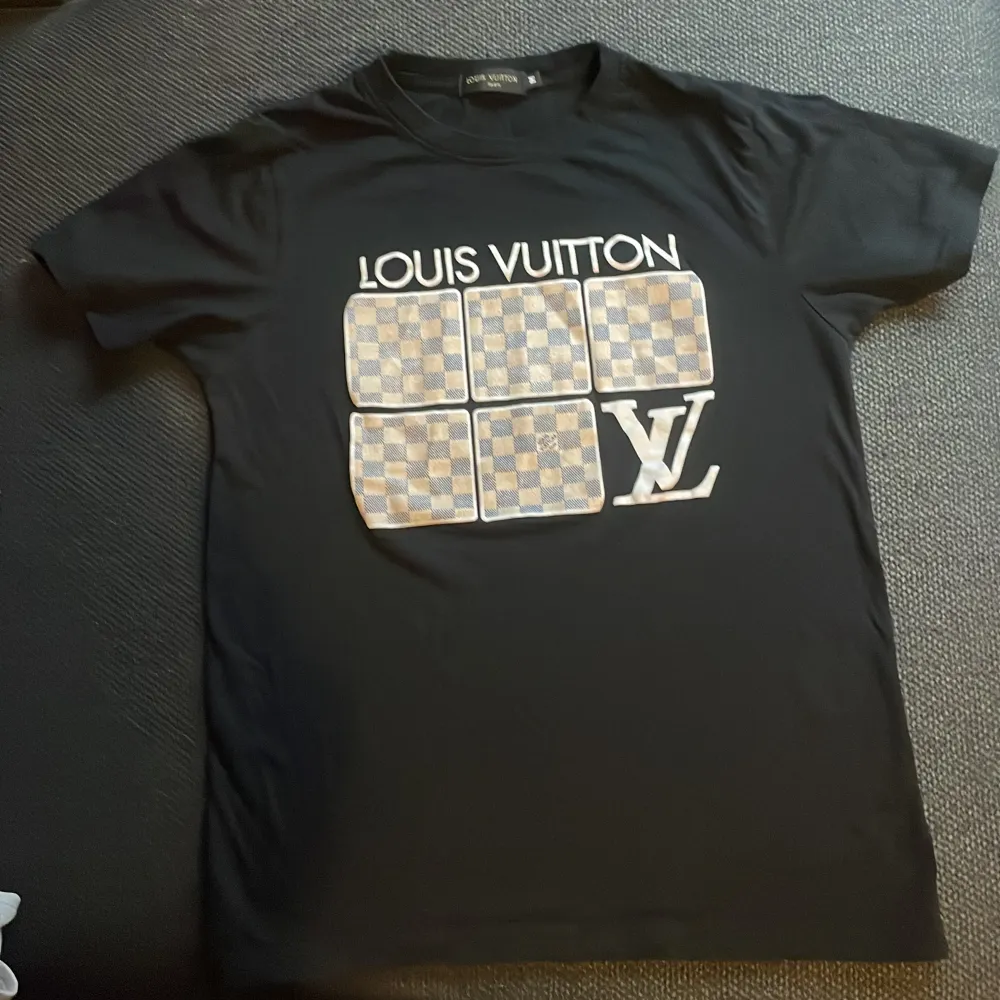 Fake Louis Vuitton tröja  Fint skick använd fåtals gånger.  Storlek M men passar S. T-shirts.