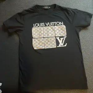 Fake Louis Vuitton tröja  Fint skick använd fåtals gånger.  Storlek M men passar S