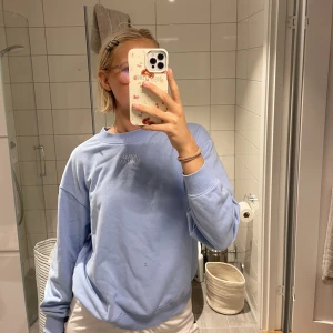 Baby blå tröja  - Säljer min baby blå tröja från monki i storlek S. Använd vid några tillfällen💙💙