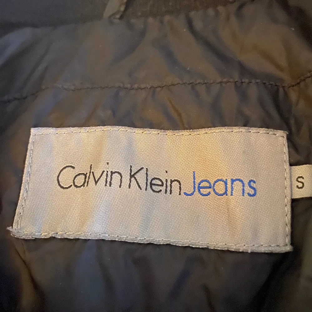 En fin fodrad Calvin Klein dam jacka som är perfekt till vintern. Strl S Använd i gott skick men visar ändå inte mycket tecken på det.. Jackor.