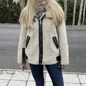 Teddy jacka zara  - Snygg populär teddy jacka från zara! Säljer då den inte passade mig så bra💕 superfint skick 
