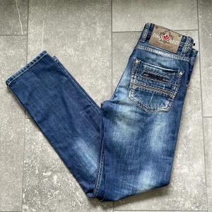 Dsquared jeans  - Tjenare, säljer dessa sjukt snygga dsquared jeansen! Jeansen har en slim fit passform vilket passar perfekt till Grisch/sthlmstilen. Jeansen är helt nya 10/10 skick och prislapps hållaren sitter kvar nypris:6000kr