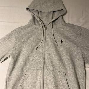 Hej! Jag säljer min grå ralph lauren hoodie i storlek M som jag använt en gång. Jag säljer den för att jag hade beställt fel storlek och insåg det efter jag ryckt lappen. Nypris 1799kr men jag säljer den för 700kr. Priset kan diskuteras vid snabb affär!