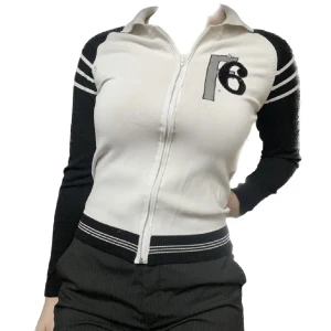 Kofta - Svart vit kofta med dragkedja och detaljer. Bra skick! 