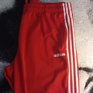Röda Adidas  - As feta röda Adidas byxor  Hela o fina i nyskick  Strl XXL 