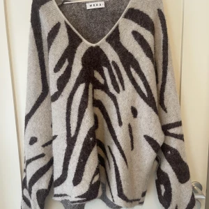Oversize stickad tröja  - Otroligt fin och bekväm stickad tröja från Wera, säljer för att jag har två av den och behöver inte båda, denna är knappt använd alls, den är köpt för 800 men säljer för 400💗