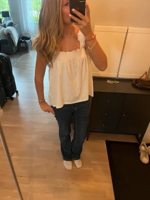 Vit topp - Jätte gullig vit topp. Använd en gång kostade 500kr