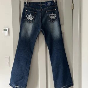 Victoria Beckham Jeans - Jeans från Victoria Beckham! Innerbenslängd 77 cm och midjemått 80 cm