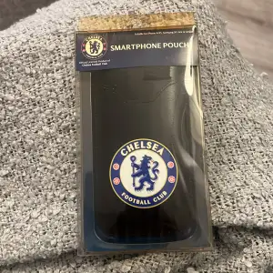 Chelsea Fotball club smartphone Pouch. Helt ny och oöpnad förpackning. För Iphone 4/4s, samsung S4 mini