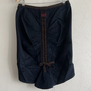 Marithé & Francois Girbaud Kjol - Så cool kjol från märket Marithé & Francois Girbaud. Ärligt så är jag osäker vilket håll man ska ha på sig kjolen. Det ser fint ut med blixtlåset där framme och att ha den ”rougade” sidan där bak för den framhäver ens booty fett snyggt. ♥️ 🌹 