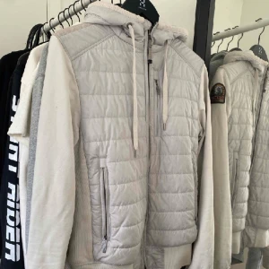 Parajumpers jacka - En jätte fin parajumpers jacka (skick 7-10) den är i storlek xs och sitter näst intill perfekt på mig som är 177cm Jag tar emot byten😊 skriv pm om fler frågor eller bilder😁 (ÄKTA)