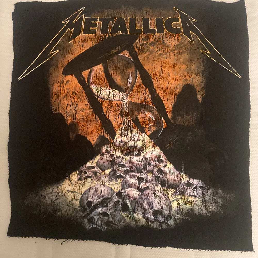 Tyg bit med Metallica tryck på, klippte orginalt ut den från en tröja men vill inte ha den längre. Accessoarer.