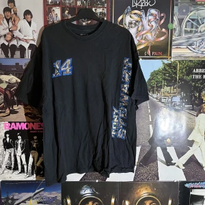 Vintage tröja - Perfekt för dig som älskar nascar! Bra Cond med lite defekter! Dm vid frågor:)