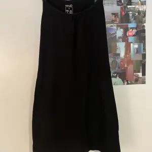 Jätte gullig svart klänning som jag tyvärr inte använder längre !!! Den sitter snyggt och det är bara komma PM för fler bilder och info!! Priset är diskuterbart och använd gärna köp nu!!🌟🌟