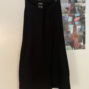 SVART KLÄNNING - Jätte gullig svart klänning som jag tyvärr inte använder längre !!! Den sitter snyggt och det är bara komma PM för fler bilder och info!! Priset är diskuterbart och använd gärna köp nu!!🌟🌟