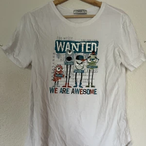 T-shirt - Vit t-shirt med tryck. storlek S. 