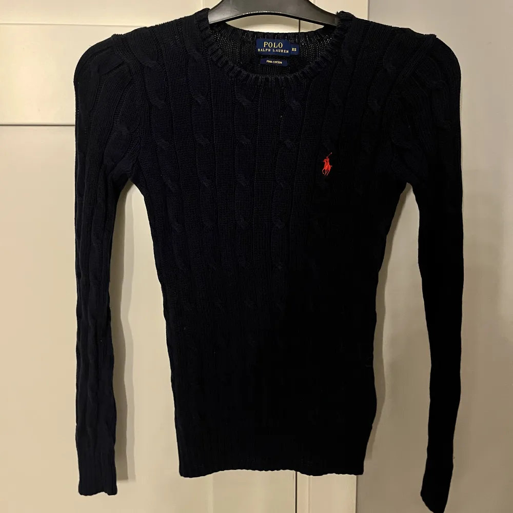 Mörkblå stickad tröja från Ralph Lauren som aldrig används, finns även i vit 🤍. Stickat.