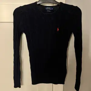 Mörkblå stickad tröja från Ralph Lauren som aldrig används, finns även i vit 🤍