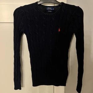 Stickad tröja - Mörkblå stickad tröja från Ralph Lauren som aldrig används, finns även i vit 🤍