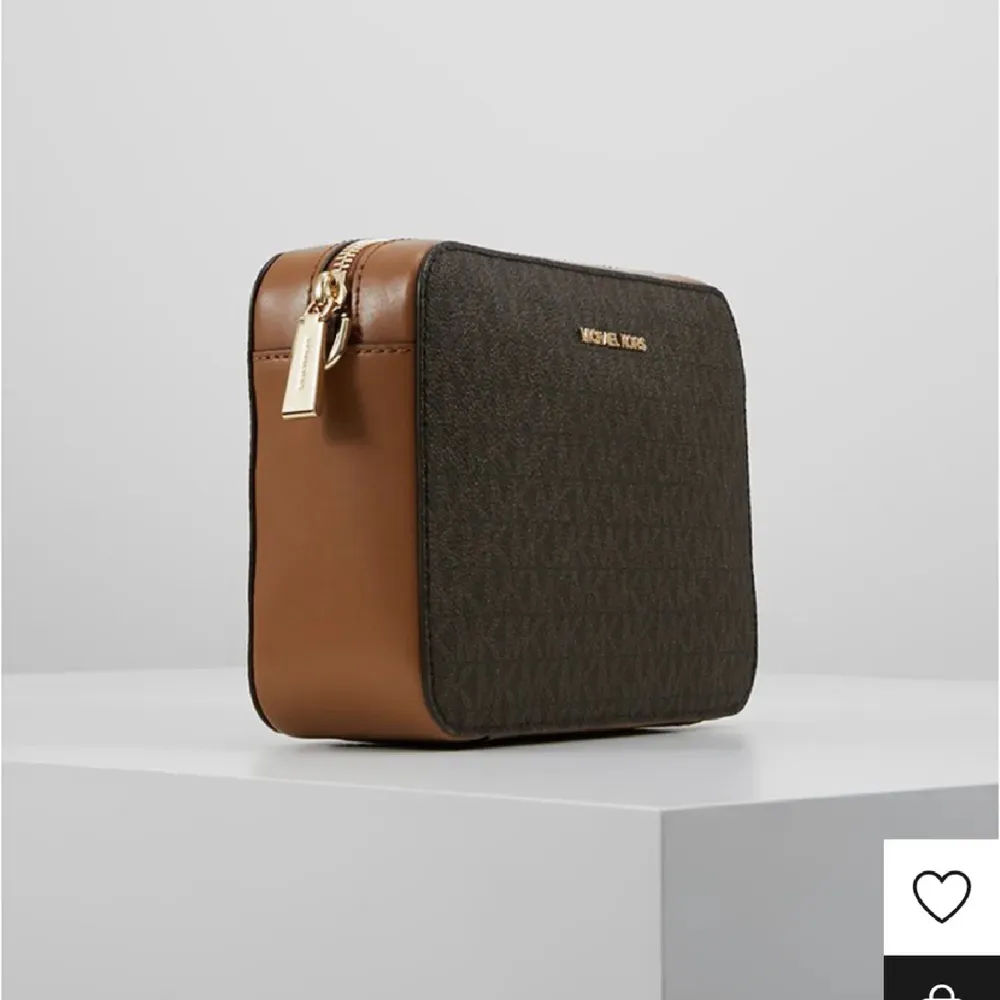 Säljer denna sjukt fina Michael Kors väskan som endast är använd 3-4 gånger. Skriv privat om fler bilder eller frågor💞Ny pris 1399 mitt pris 900kr. Väskor.