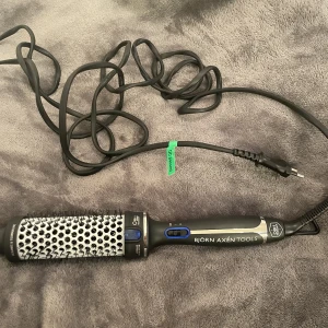 Björn Axén Värmeborste - Använd max 5 ggr, säljer den för att jag har för tjockt hår (tar för lång tid att styla det) annars är den jätte bra!! Värmeborsten är rengjord, har dock inte kvar boxen till den då jag tänkte behålla den. Måttet på borsten är 38 mm!!