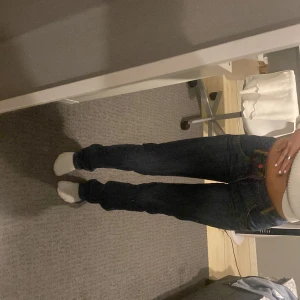 Lågmidjade jeans - Super fina jeans! Man kan själv bestämma måtten vid midjan. Jag är ca 165 som kan vara bra att veta. De går ÖVER SKORNA! Fler bilder kom dm. De är lågmidjade! 