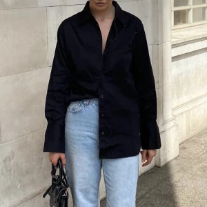 Svart skjorta - En oversize svart skjorta från NA-KD, endast använd 1 gång🖤 strl 34 men eftersom den är oversize så är den bra på mig som har 36!