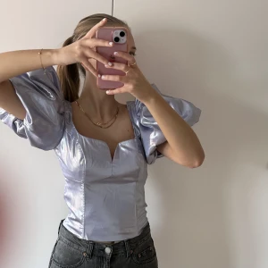 Ljuslila topp - Så fin ljuslila topp med puffärmar från & Other Stories i storlek 34. Endast provat, lappar finns kvar. Alltså i nyskick. Nypris runt 700:- så passa på o fynda💜 Hör av dig om du undrar något!☺️🤍✨👋🏼