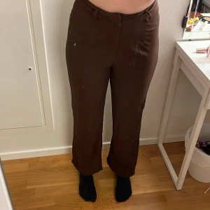Bruna byxor - Säljer dessa bruna byxor från shein, då de aldrig används. Fint skick! Säljer pga sitter inte som jag vill och lite för små/korta, jag är 168cm. Önskas fler bilder är de bara att skriva <33