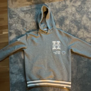 Les Deux Hoodie - Knappast använd Les Deux Hoodie Storlek S men jätte stor i storlek mer som M