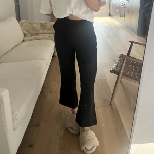 Kostymbyxor ICHI - Svarta kostymbyxor från ICHI (köpa från Zalando). Korta utsvängda, sitter snyggt på. Har ett par i storlek 34 och ett par i storlek 36