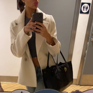 Kappa - Säljer denna kappan som är lite finare ( kavaj liknande fast o tjockare material) slutsåld överallt! Perfekt nu till hösten 