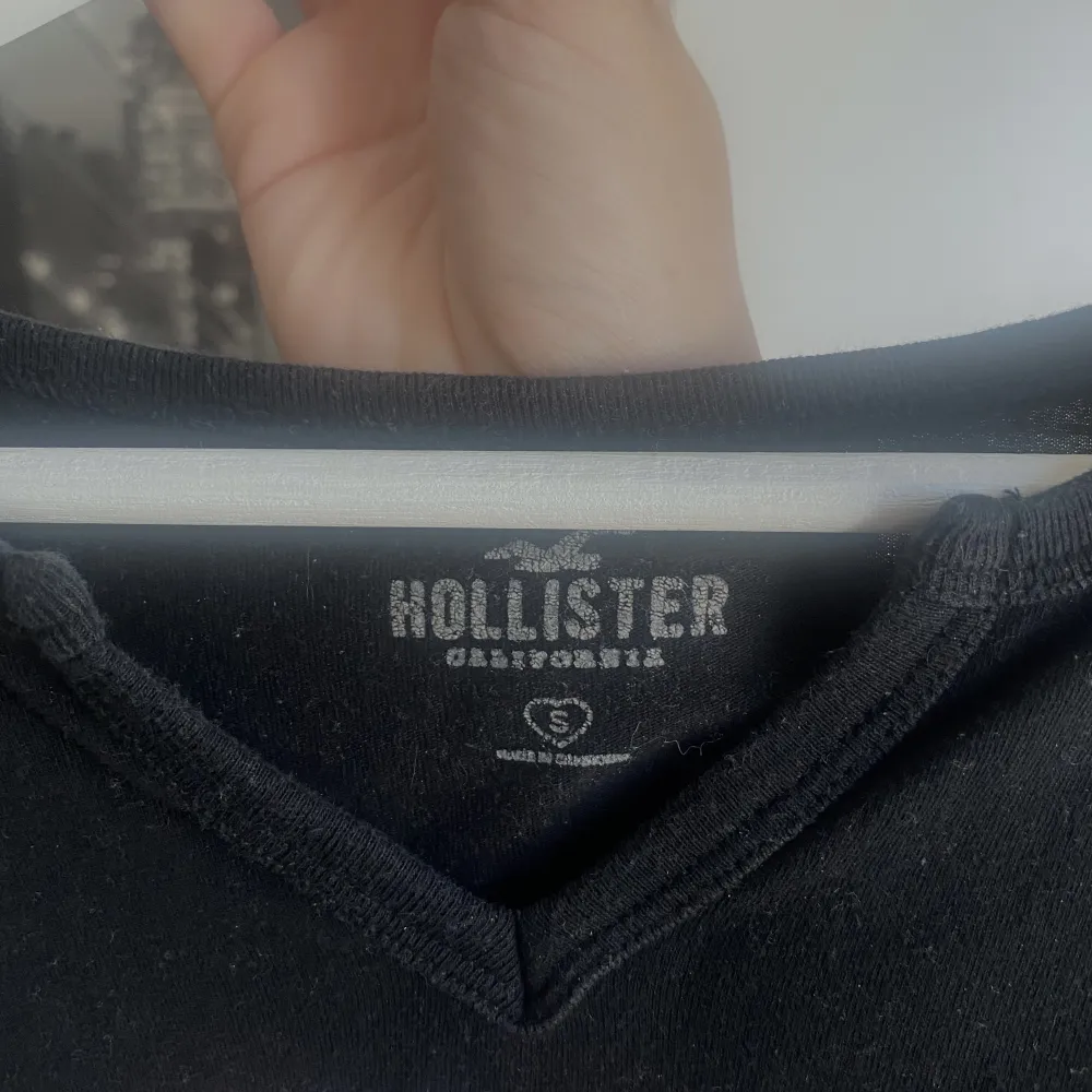 T-shirt från Hollister, storlek S 🌈. T-shirts.