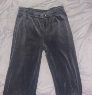 Gina Tricot Velour🩶 - Gina Tricot Velour byxor i Grå🩶 har en liten fläck på baksidan men syns normalt inte, super sköna fina byxor🫶🏼