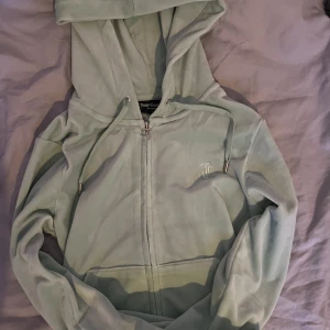 Juicy Couture💚 - En fin Juicy Couture tröja i grön, har typ aldrig använt den så materialet är som nytt. Köpte på Nelly🤍💚