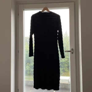 Långklänning  - Långklänning i unik plissering! Prioriterar köpare som kan mötas upp 🩷