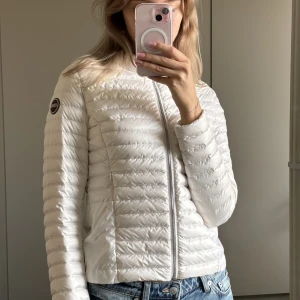 COLMAR JACKA - Säljer en vit tunn Colmarjacka i superbra skick. Den är köpt i Italien och är i storlek IT 40, alltså XS/34. Luva finns till ❤️ Nypris är 2900, man kan scanna QR-code för äkthetsbevis ❤️
