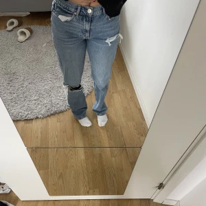 Jeans  - Säljer ett par högmidjade jeans från Gina tricot i storlek 38. Säljer för 100kr. Ordinarie pris 499 kr. 
