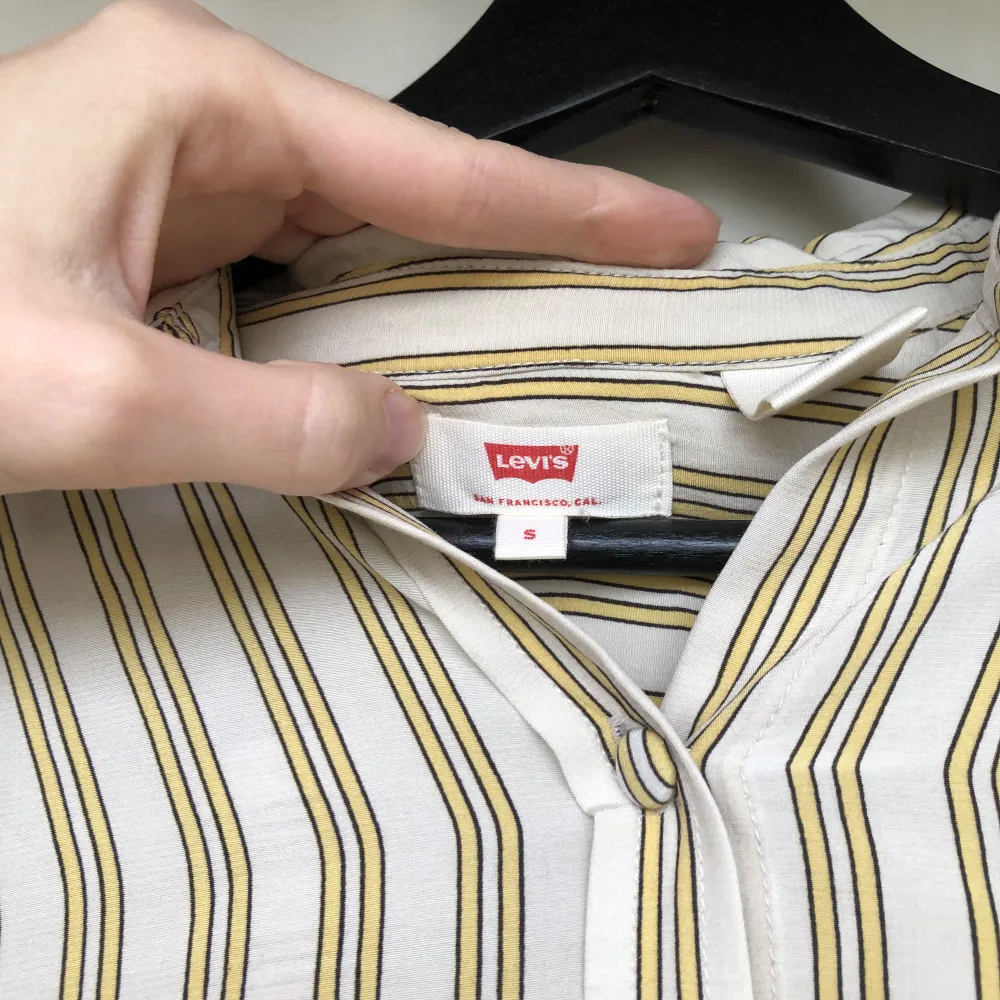 Gul- och vitrandig skjorta/blus från Levi’s. Tunt och skönt material, lite kortare framtill 🍋✨🐱💛. Skjortor.