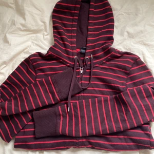 Randig Hoodie  - Rödrandig hoodie från hm.