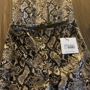Snake byxa. - Utsvängda snakebyxor, aldrig använda. Köparen står för frakt. 