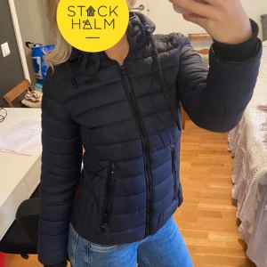 Vinter/höstjackan  - Jättefin märkblå jacka!! Säljer för jag har för många jackor😅 från zalando köpt förra året använd 3 gånger❤️