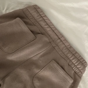 Mjukis byxor  - Super fina populära byxor från lager 157, som jag sytt om till lågmidjade💕 storlek xs. De är lite ljusare än vad det ser ut som på bilden, sitter super bra på💕😊